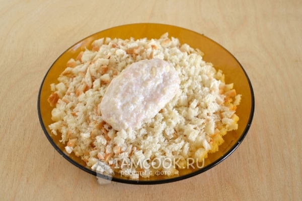 Обвалять котлету в булке