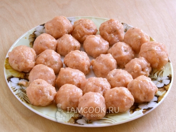 Сформировать из фарша шарики