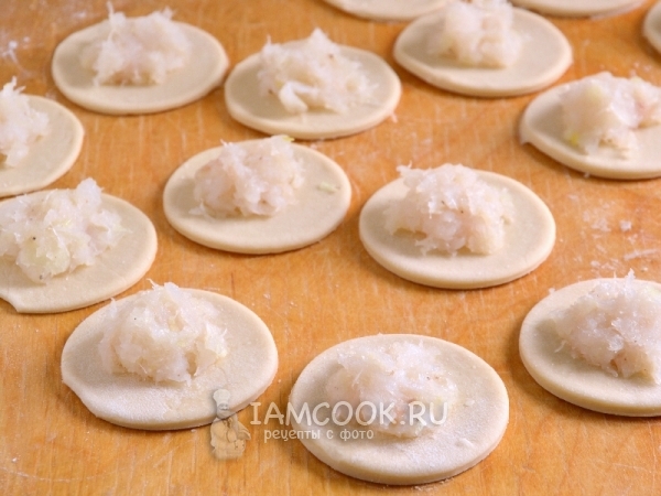 Положить на тесто фарш