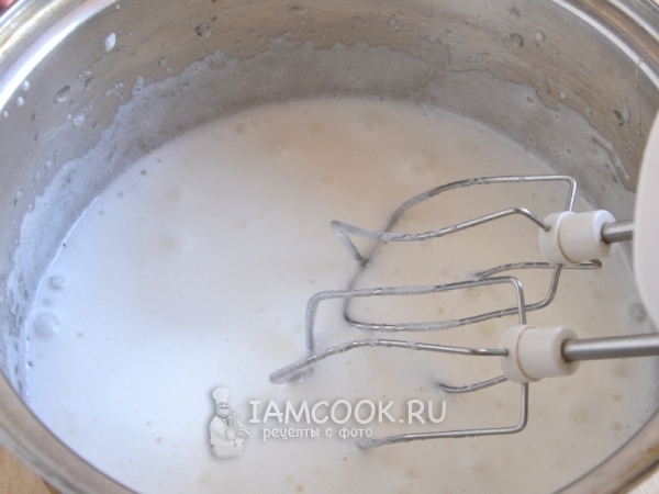 Взбить белки с сахаром