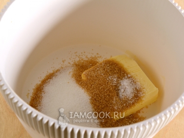 Соединить масло с сахаром и солью