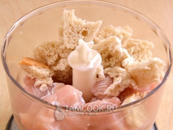 Положить в блендер хлеб и мясо
