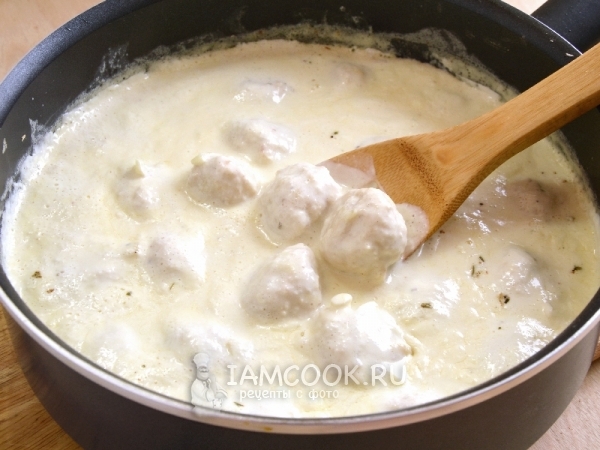 Рецепт куриных шариков в сырно-сливочном соусе