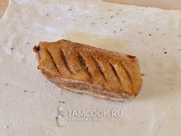 Мясо посолить и поперчить