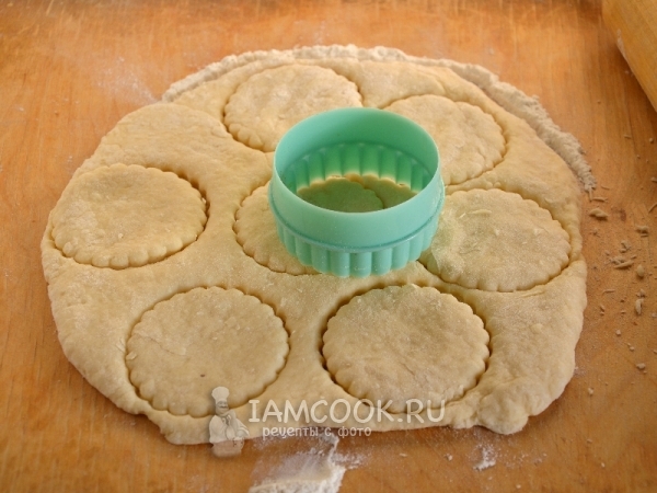 Вырезать из теста фигурки