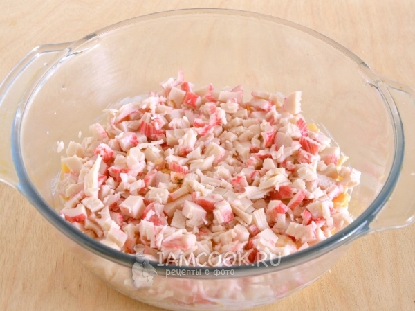 Выложить сыр, яйца и крабовые палочки