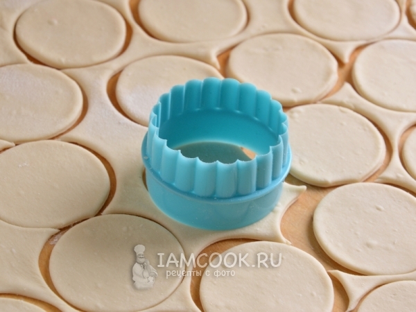 Вырезать из теста круги