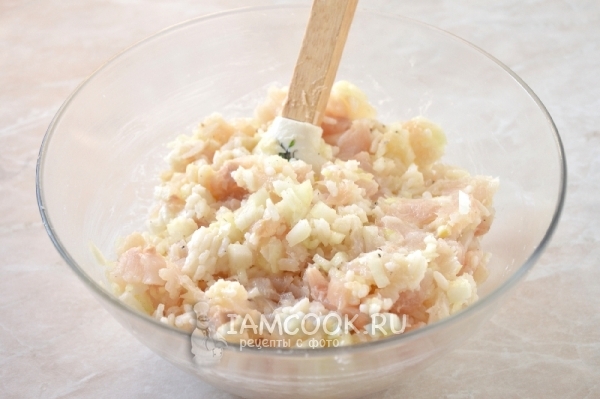 Соединить рыбу, рис и масло