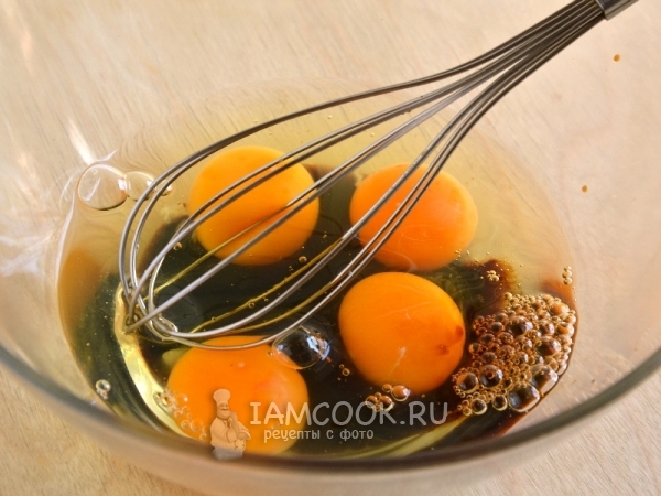 Соединить яйца с соевым соусом