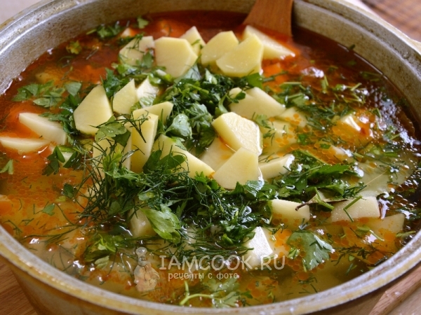 Добавить картофель, воду и зелень