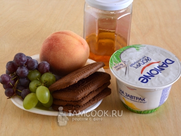 Ингредиенты для слоеного десерта из йогурта с печеньем