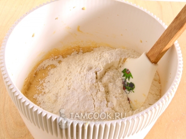 Всыпать муку и разрыхлитель