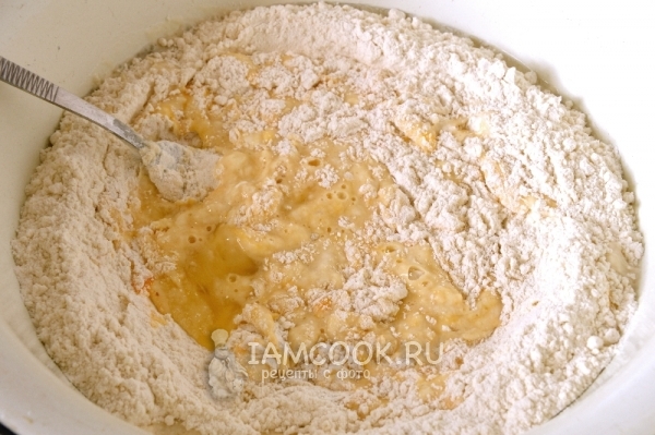 Смешать ингредиенты для теста