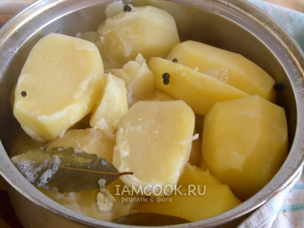 Отварить картофель со специями