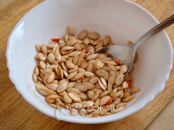 Влить в семечки соленую воду