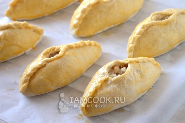 Смазать пирожки желтком