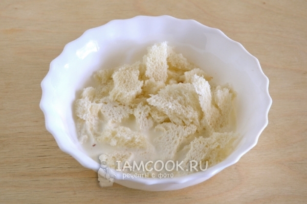 Положить батон в сливки