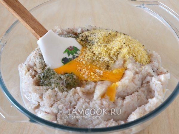 Добавить яйцо, хлопья и специи