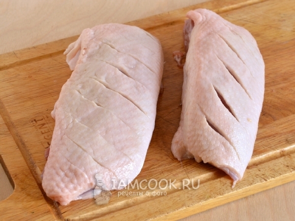 Сделать надрезы на коже утки