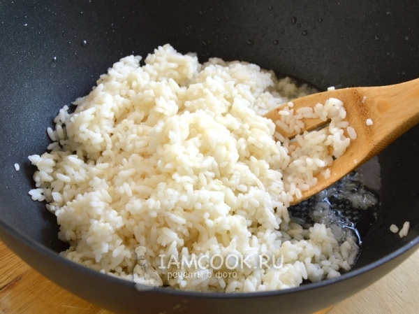 Обжарить рис