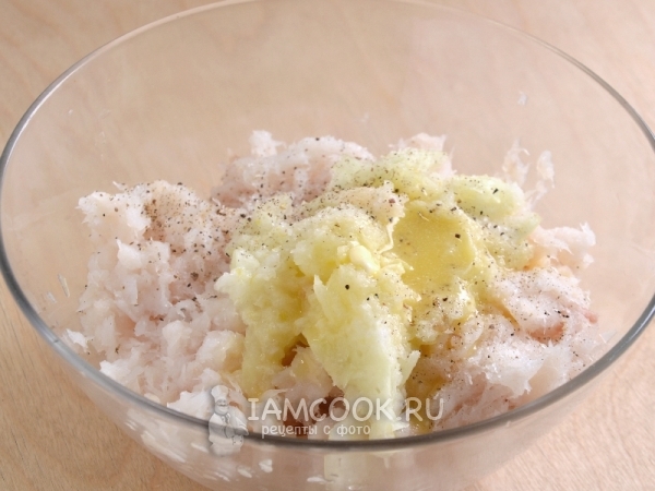 Перекрутить на мясорубке рыбу с луком