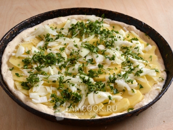 Положить лук и зелень