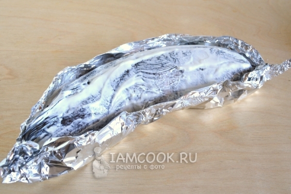 Положить рыбу в фольгу