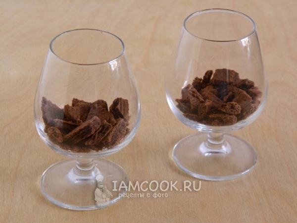 Положить в бокал печенье