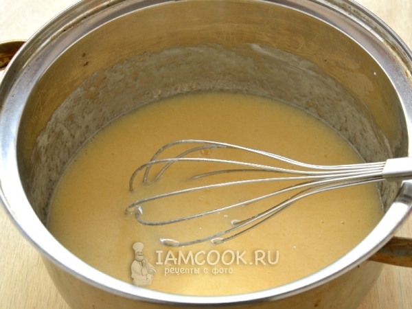 Взбить яйца с сахаром и йогуртом