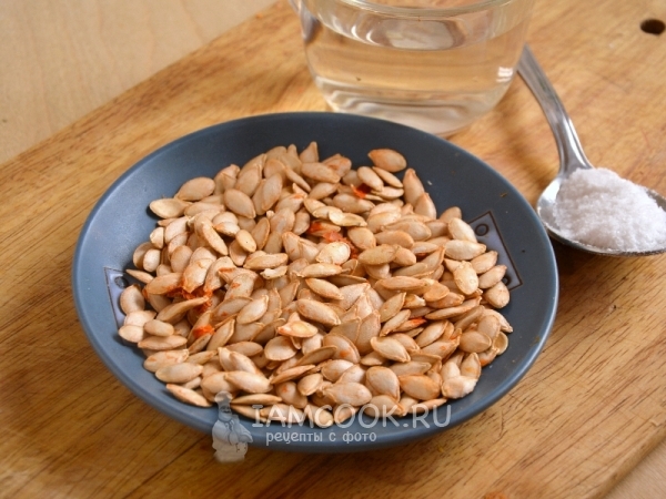 Ингредиенты для соленых тыквенных семечек в духовке