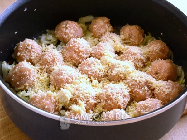 Посыпать шарики сыром