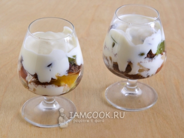 Положить слой йогурта