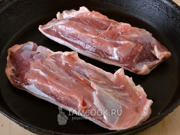 Положить мясо на сковороду