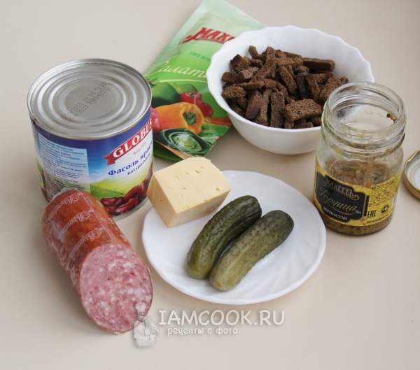 Ингредиенты для салата с фасолью, копченой колбасой и сухариками