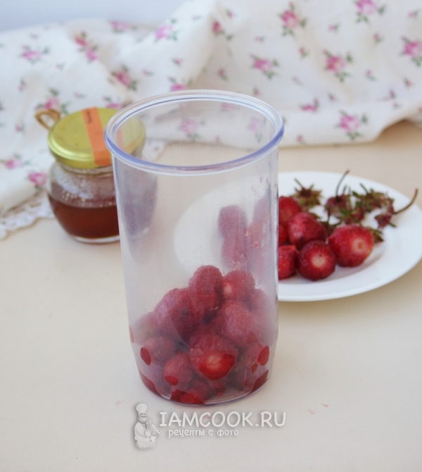 Положить клубнику в блендер