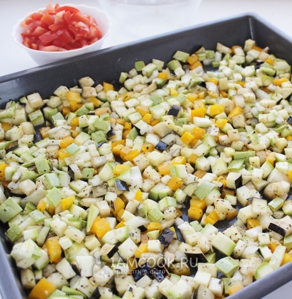 Положить овощи в форму