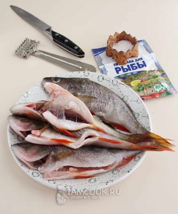 Посолить рыбу