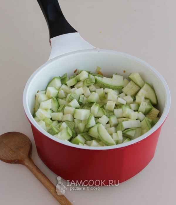 Положить кабачок к овощам