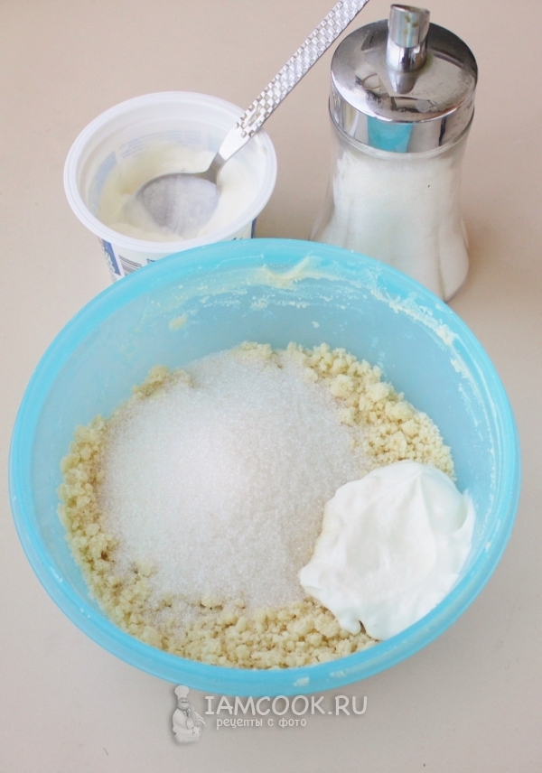 Добавить сметану и сахар
