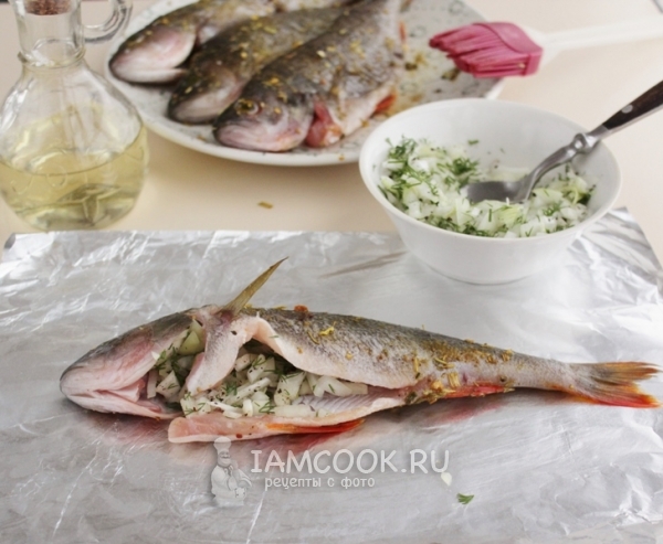 Нафаршировать рыбу луком