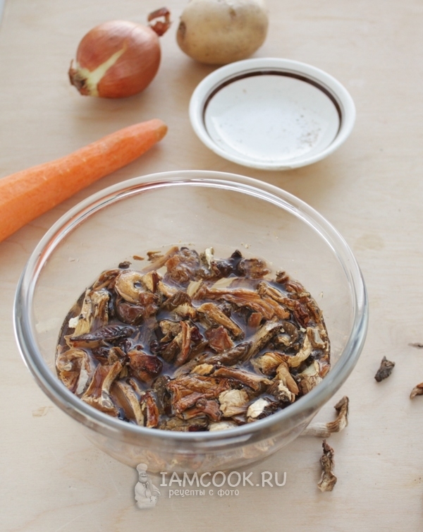 Замочить грибы в воде