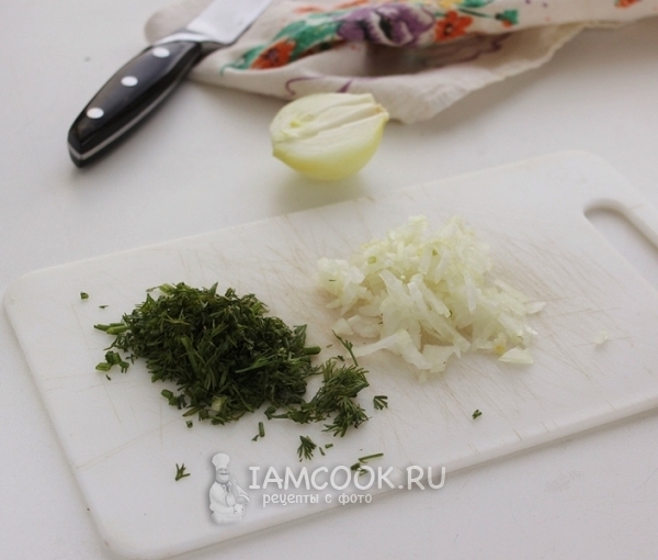 Порезать лук и укроп
