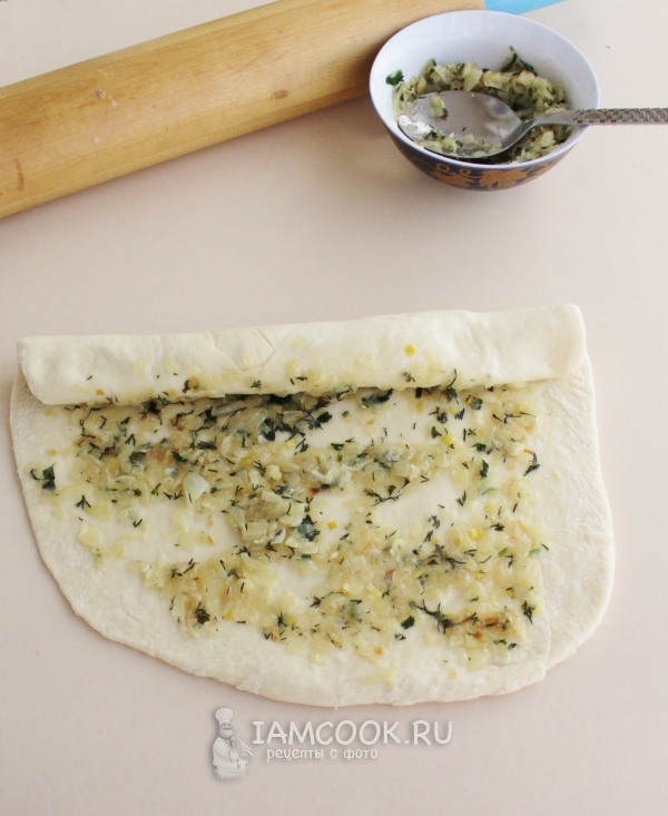 Свернуть тесто рулетом