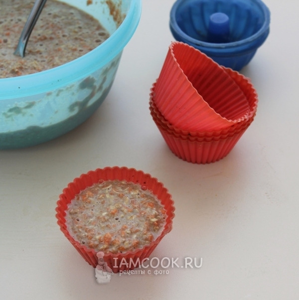 Положить тесто в формочку