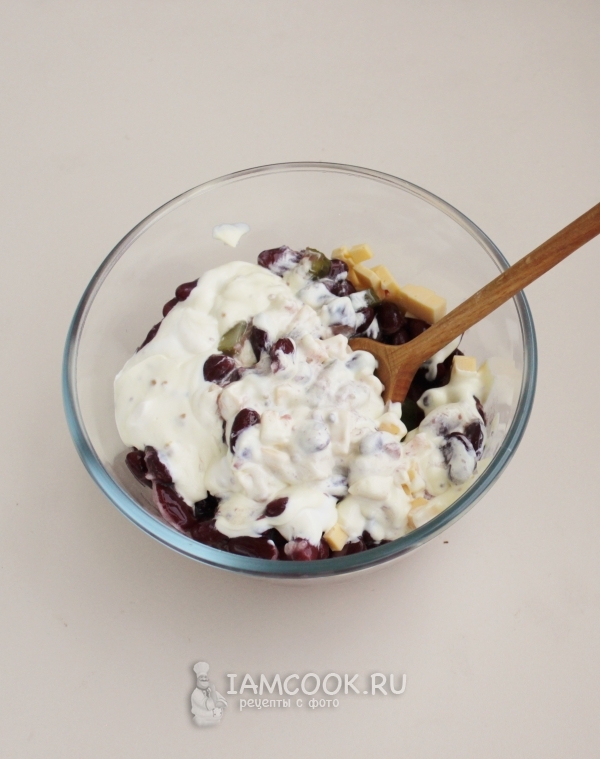 Положить заправку в салат