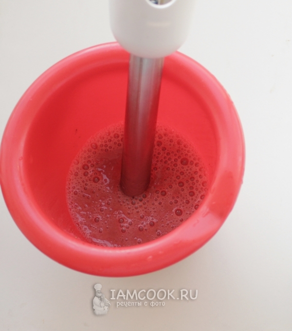 Пюрировать ягоды блендером