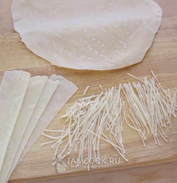 Нарезать тесто на полоски