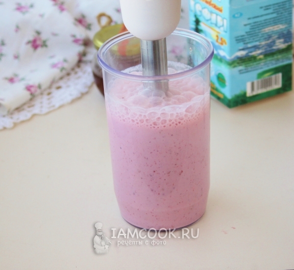 Взбить кефир с клубникой