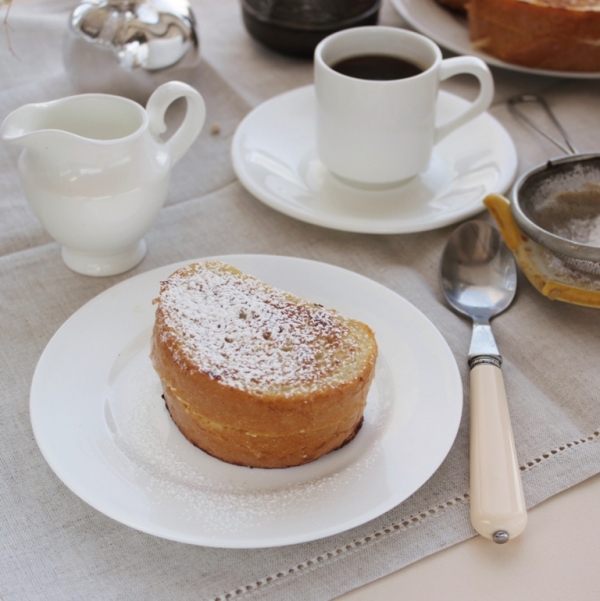 Гренки с творогом и чашкой кофе