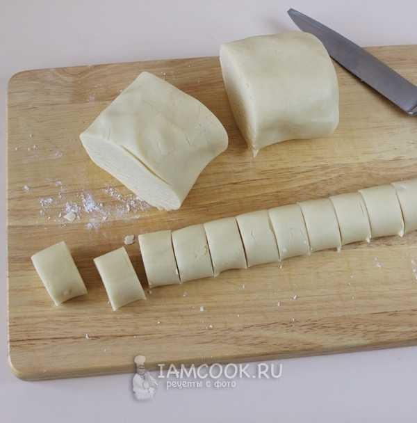 Порезать тесто на кусочки